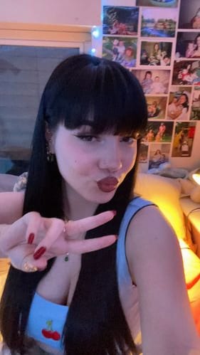 Emily OnlyFans mlade 4